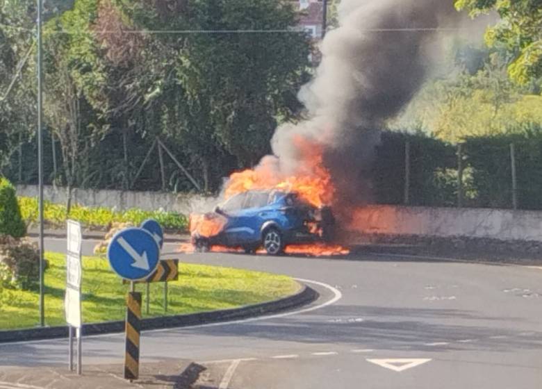 Carro destruído por incêndio