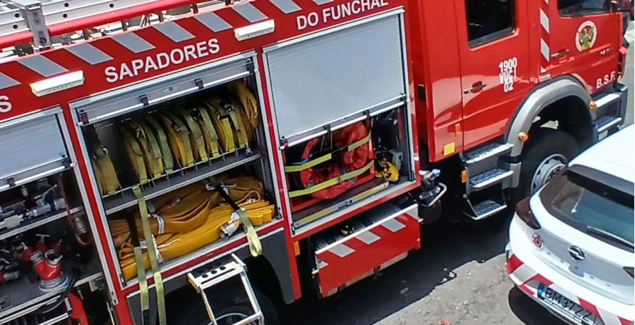 Incêndio junto ao hospital mobiliza 24 bombeiros