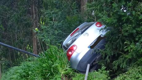 Carro sai de estrada