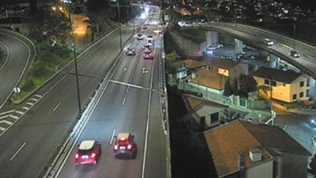 Choque em cadeia entre três carros na via rápida faz dois feridos