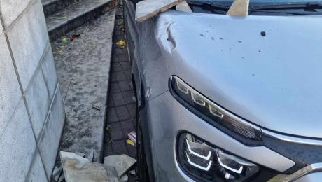 Carro atingido por pedras de revestimento de prédio