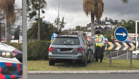 Carro sem condutor encontrado em cima de rotunda