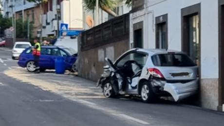 Violento acidente fere mulher e jovem