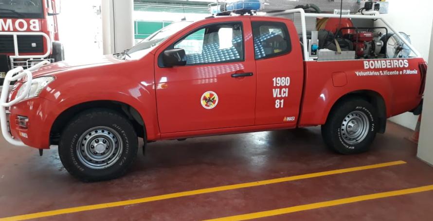 Incêndio na Boaventura provocado por um poste de eletricidade; bombeiros mobilizados