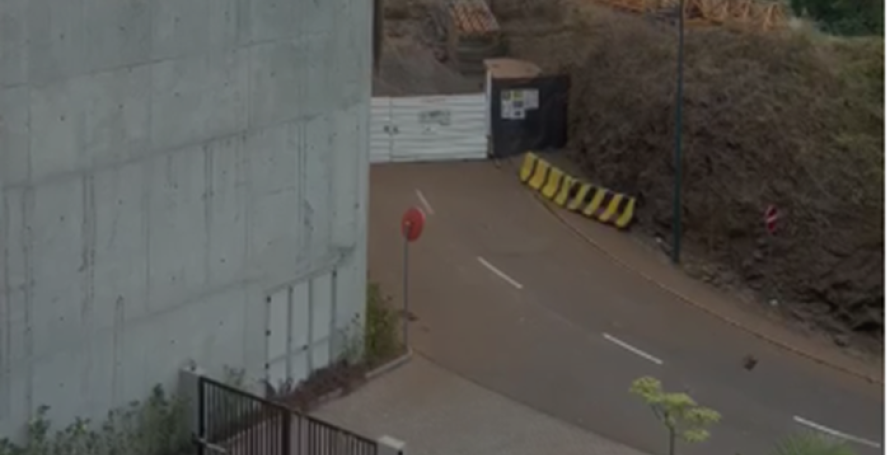 Pedra que cai numa limpeza de escarpa atinge carro (Com vídeo)