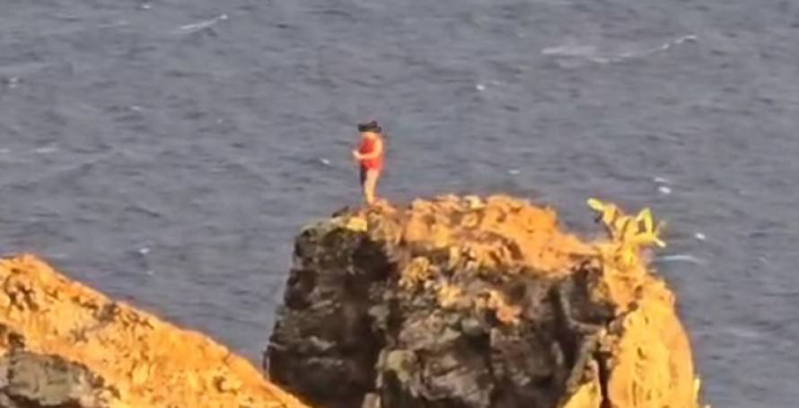 Turista arrisca para tirar selfie junto a precipício no Cristo Rei (Com vídeo)