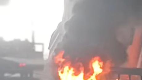 Carro incendeia-se na via rápida