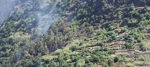 Incêndio nos Canhas ainda mobiliza 25 operacionais
