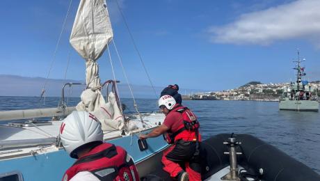 Náufrago à deriva há um mês e cão resgatados ao largo da Madeira