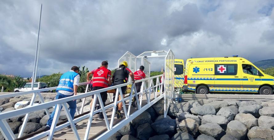 Homem que estava desaparecido resgatado na ponta do Garajau