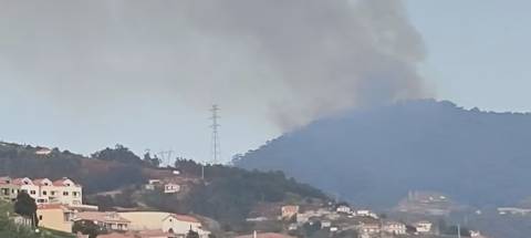 Incêndio com alguma dimensão mobiliza helicóptero e três corporações