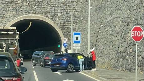 Acidente entre três carros na via expresso