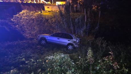 Condutor alcoolizado sai de estrada e carro fica perto de cair numa ribeira