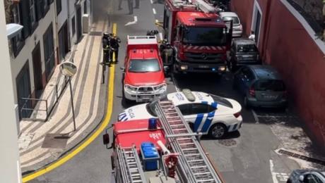 Incêndio em curso numa garagem no Funchal
