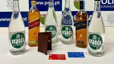 Roubam por esticão e vão comprar garrafas de whisky e de aguardente