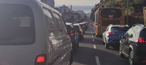 Três feridos, dois deles encarcerados, no acidente entre três carros no Funchal
