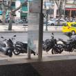 Motas estacionadas em frente à entrada do Marina Shopping motiva denúncia de leitora