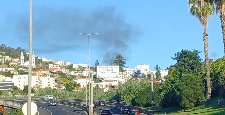 Incêndio em curso numa casa no Funchal