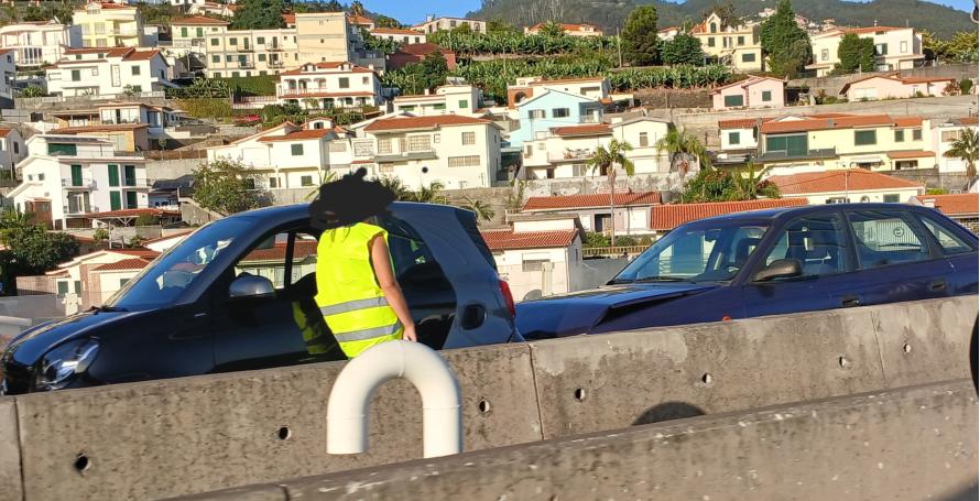 Choque em cadeia entre cinco carros na via rápida faz um ferido