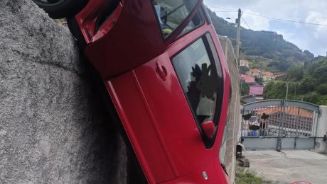 Carro sem travões sai de estrada, cai três metros e fica na vertical com quatro pessoas presas no interior, entre elas um bebé