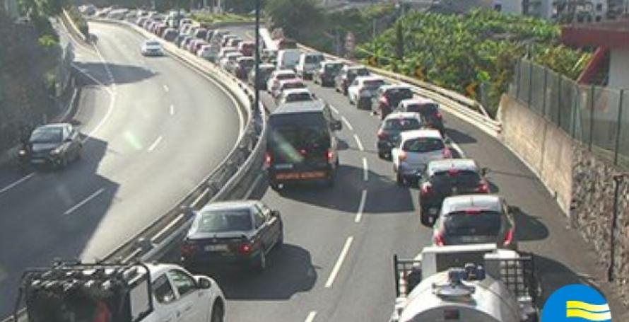 Mulher sofre convulsão dentro de carro na via rápida