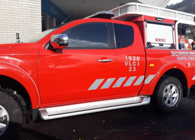 Queimada junto ao antigo Café Relógio mobiliza uma dezena de bombeiros