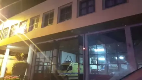 Menino com 11 anos ferido numa escola vai para o hospital