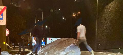 Pedra de grande porte cai na saída da via rápida