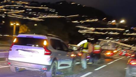 Dois feridos, um deles encarcerado, num acidente entre três carros na via rápida