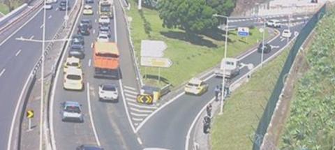 Mais um acidente na via rápida, praticamente no mesmo local desta manhã