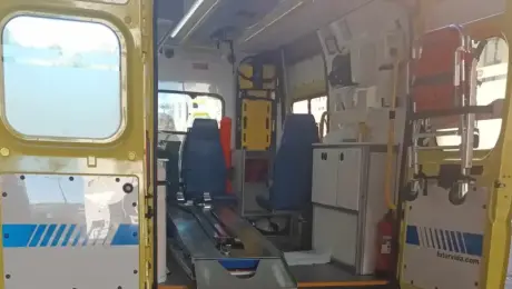 Homem atingido por placa de mármore numa escola