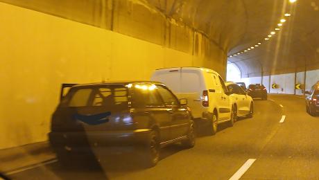 Choque em cadeia na via rápida entre três carros