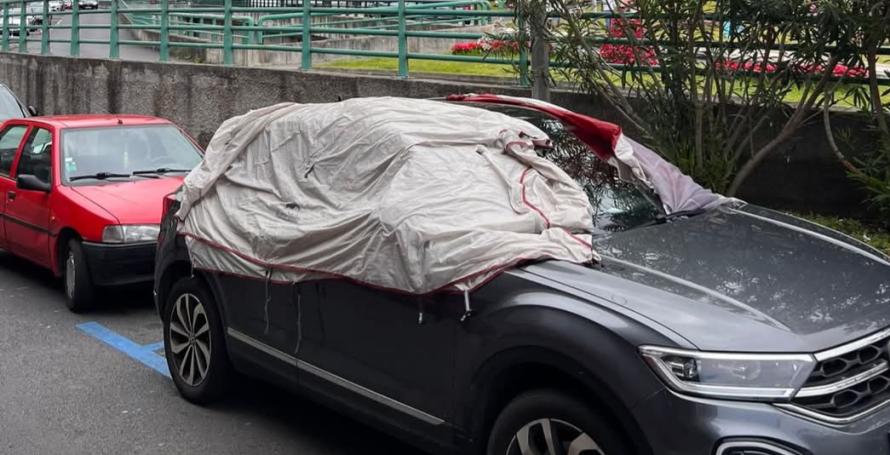 Turistas 'acampam' dentro de carro junto à Câmara da Calheta