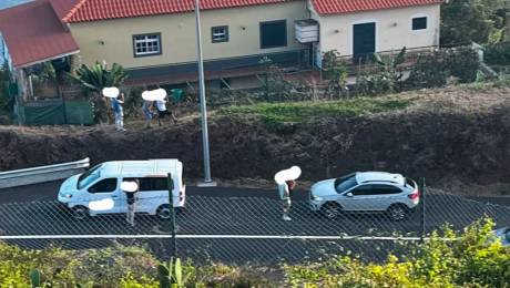 Condutores param na via rápida para fotografarem o eclispse solar