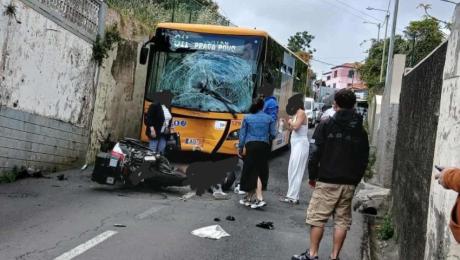 Há novas informações do aparatoso acidente entre uma mota e um autocarro que provocou vários feridos