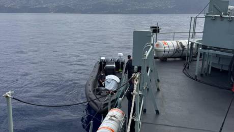 Embarcação à deriva com cinco tripulantes estrangeiros