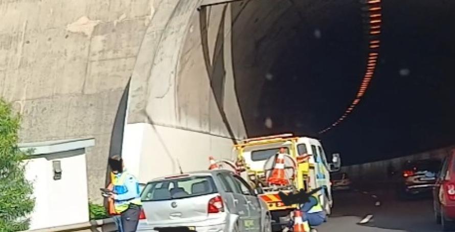 Acidente ligeiro provocou caos na via rápida