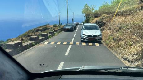 Carros mal estacionados impedem passagem de carrinha de turismo no acesso ao teleférico da Fajã dos Padres