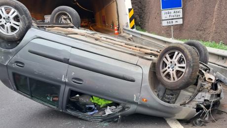 Capotamento na via rápida fere rapariga