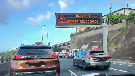 Acidente pára via rápida