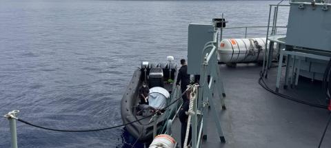 Embarcação à deriva com cinco tripulantes estrangeiros