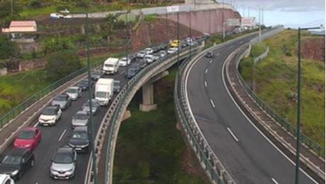 Carro incendeia-se na via rápida