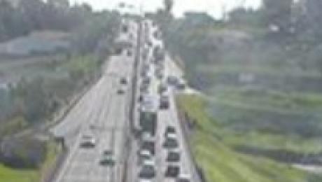 Carro embate em mota na via rápida e a motociclista fica ferida