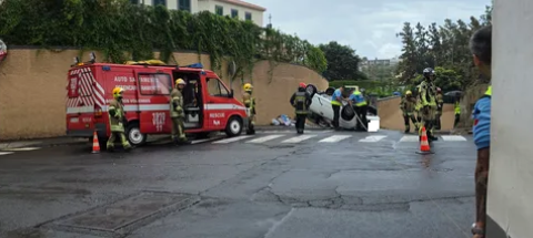 Mulher encarcerada após capotamento