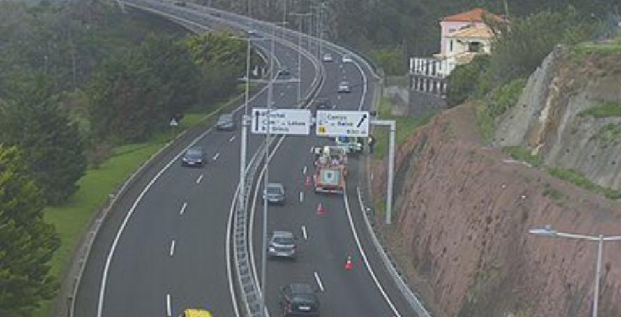 Jovem ferido na via rápida após despiste de mota