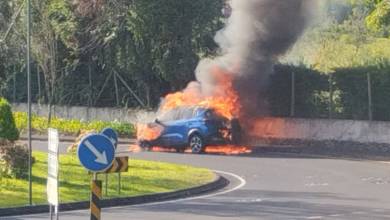 Carro destruído por incêndio