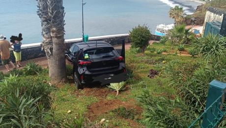 Carro com duas turistas sai de estrada e cai num terreno