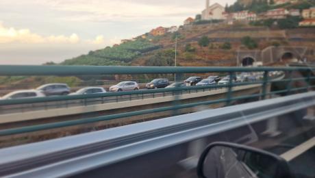 Três feridos num aparatoso acidente entre dois carros e despiste de mota na via rápida