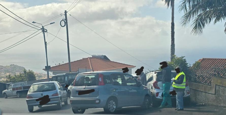 Despiste contra carro estacionado