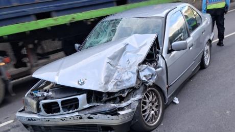 Choque frontal deixa mulher encarcerada